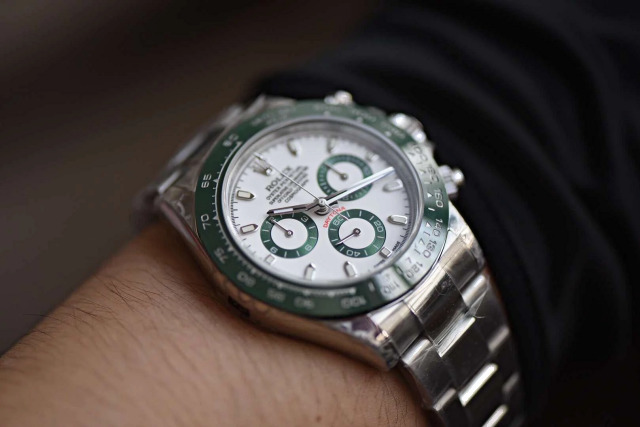 Replica Rolex 116520LV Wrist Shot